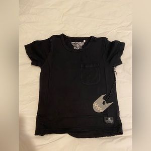 Black shirt sleeve tee